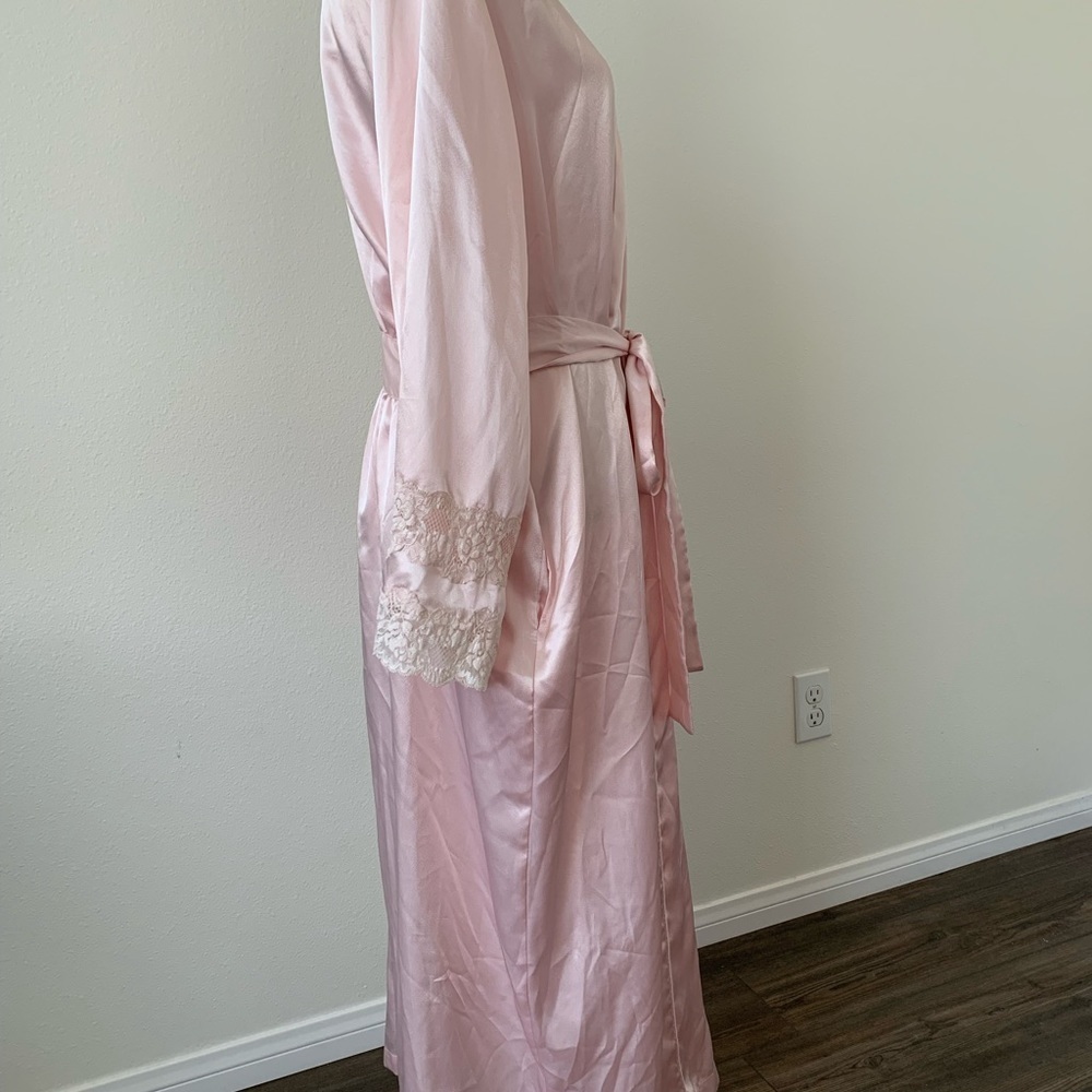Robe - Picture 2 of 7